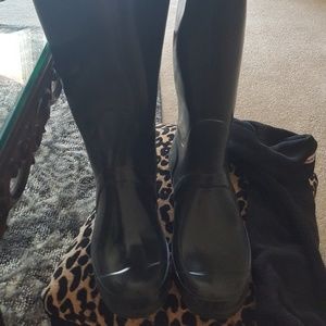 Navy blue hunter rain boots with the hunter soc